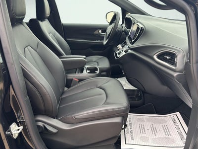 2027 Chrysler Pacifica Select